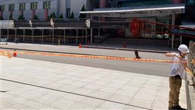 桃園市府大樓外牆磁磚崩落（2）桃園市政府市政大樓後棟外牆17日凌晨發生磁磚掉落意外，幸好並未造成人員受傷，市府已緊急封路搶修。中央社記者吳睿騏桃園攝　108年7月17日