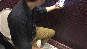 (16:9)便秘,痔瘡,手機　（示意圖／資料照片）