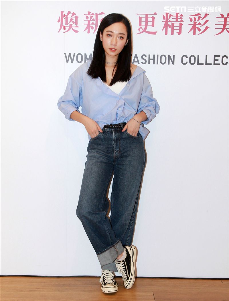 鄉民女神吳卓源穿著寬版牛仔褲，展現一衣多穿的穿搭巧思。（記者邱榮吉/攝影）