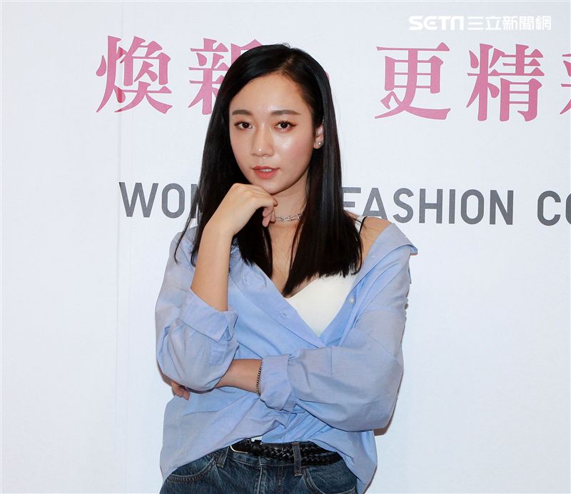 鄉民女神吳卓源穿著寬版牛仔褲，展現一衣多穿的穿搭巧思。（記者邱榮吉/攝影）