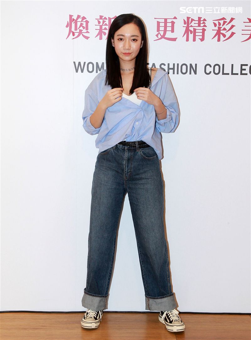 鄉民女神吳卓源穿著寬版牛仔褲，展現一衣多穿的穿搭巧思。（記者邱榮吉/攝影）