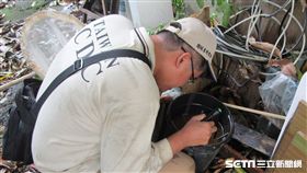 疾管署防疫人員於高雄市三民區鼎西里查核孳生源。（圖／疾管署提供）