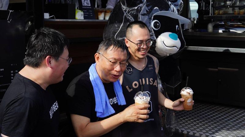 柯文哲挑戰極限衝浪　大呼不簡單