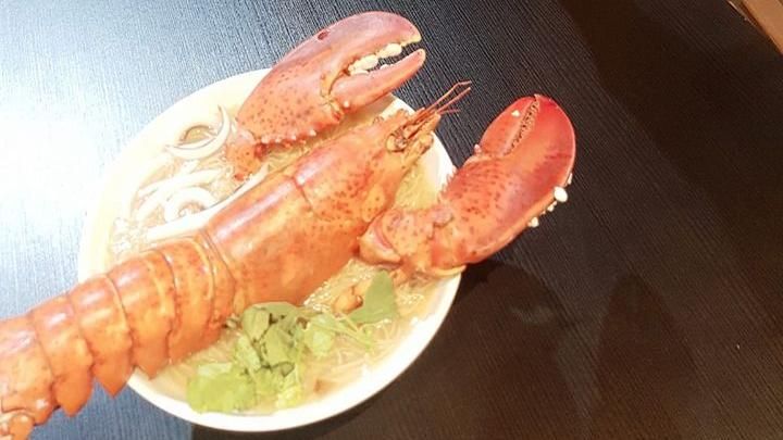 拍龍蝦麵線宣傳照　邪惡視角料多實在