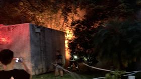台北市海巡署旁鐵皮屋火警現場（翻攝畫面）