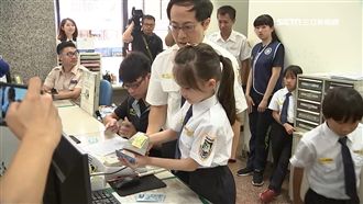 新二代化身移民官！職場體驗架式十足