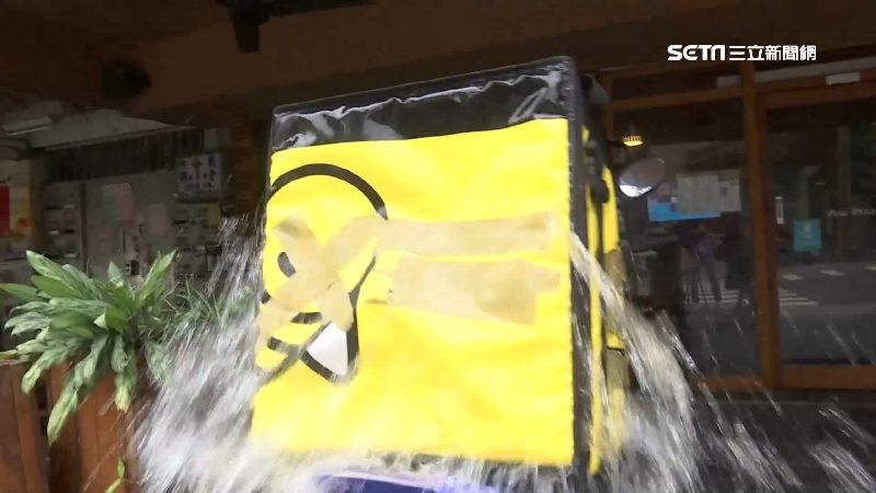 外送袋遇大雨能防水？實測結果超驚人