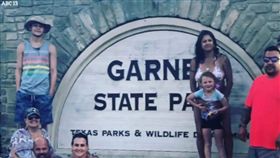 巨乳女亂入合照（圖／翻攝自太陽報）