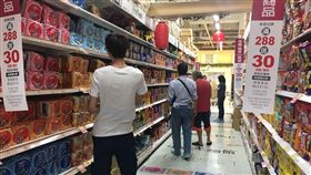 賣場,颱風天,菜價。（圖／愛買提供）