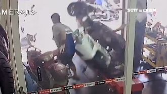 驗排氣手癢催油門　失控暴衝撞人車