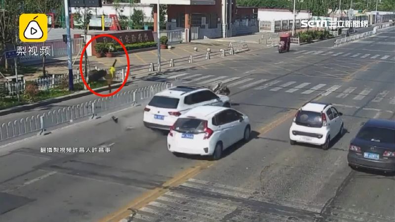 遭逆向車衝撞　外送員翻2圈竟無大礙