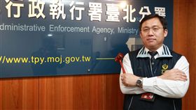 黃有文苦讀進台大　變身法務部行政執行署拍賣王法務部行政執行署台北分署執行官黃有文（圖）求學路曲折，苦讀考進台灣大學法律系，並考上行政執行官，多次在拍賣會展現猶如夜市叫賣的精湛功力，成功炒熱氣氛，催出買氣。中央社記者蕭博文攝　108年2月3日