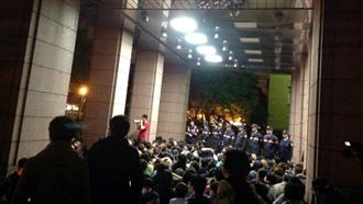 太陽花學運行政院驅離　14人獲國賠