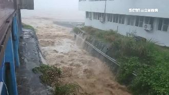 丹娜絲雨勢超有感！蘭嶼驚現泥沙瀑布