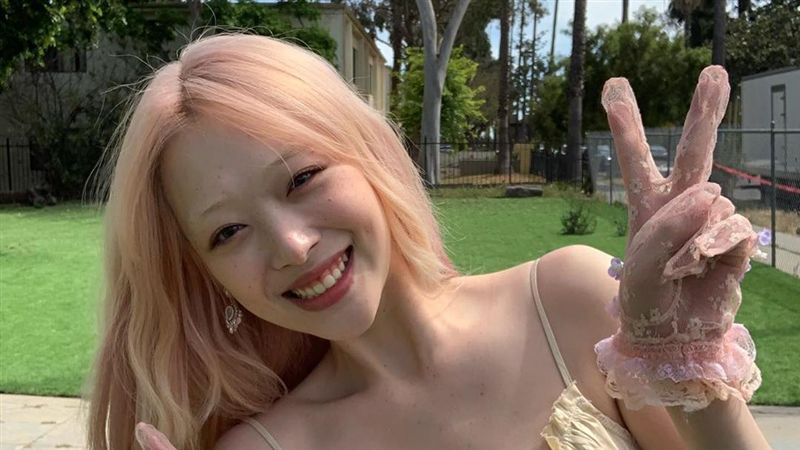 女星深夜秀舌技！　超深黑眼圈嚇壞人