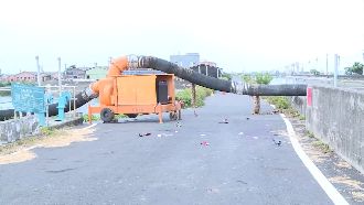 男撞防颱抽水管枉死　父重返現場痛哭