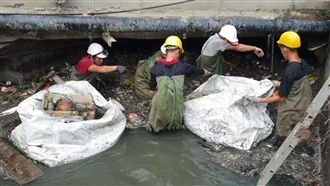 震撼！「花壇清淤圖」泡髒水撈垃圾！