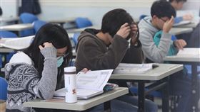 學測登場　考生溫書（2）
107學年度大學入學考試學科能力測驗26日登場，考生
在試場內溫書。
中央社記者徐肇昌攝　107年1月26日