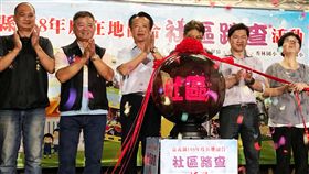 嘉義縣啟動學童社區踏查（1）嘉義縣約有6、7成民眾出外就業，縣府18日特別啟動學童社區踏查活動，嘉義縣長翁章梁（左3）期盼學童長大後，對故鄉充滿記憶與情感。中央社記者黃國芳攝　108年7月18日