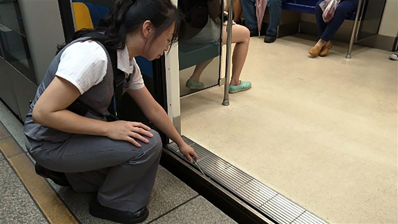 北捷車門卡卡！吊飾、護唇膏都是凶手