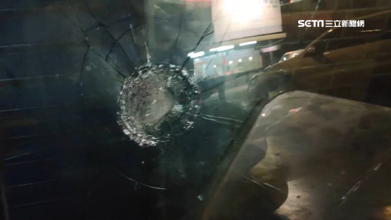 無故遭砸！四輛「胖卡車」玻璃窗破洞