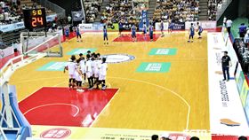 新莊體育館罰球線周圍地貼移至邊線外。（圖／記者劉家維攝影）