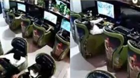 玩家,網咖,大陸,暴斃,抽搐,殭屍,電動,Liveleak。(圖/翻攝自liveleak)