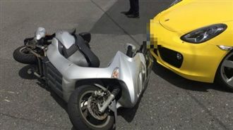 機車急煞自摔！只差30公分險撞超跑