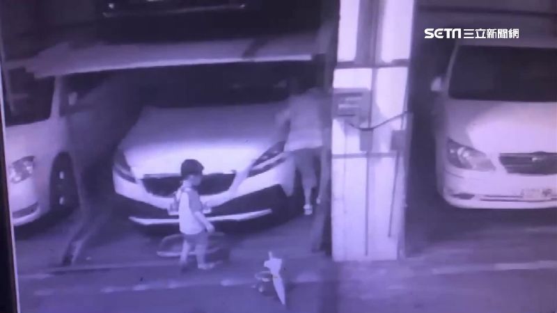 8月大嬰墜停車位夾層　驚險畫面曝光
