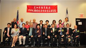 陳菊參加芝加哥僑宴  與台灣鄉親合影總統府秘書長陳菊（前排左5）出席芝加哥僑宴，與駐芝加哥辦事處長黃鈞耀（前排右4）及當地台灣鄉親合影。（芝加哥華僑文教服務中心提供）中央社記者尹俊傑紐約傳真　108年7月19日