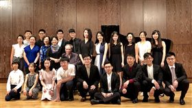 葉綠娜魏樂富領軍  44名鋼琴家詮釋巴赫經典鋼琴家伉儷葉綠娜（2排左4）與魏樂富（2排左5）策劃「向巴赫致敬」系列鋼琴音樂會，12場音樂會匯集44名台灣三代演奏家，除向巴赫致敬，也透過匯演形式集結年輕演奏家互相切磋，也能精進大家的琴藝。中央社記者洪健倫攝  108年7月18日