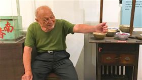 手工銼刀剉冰達人分享半世紀食涼見聞迪化二０七博物館在炎炎夏日推出特展「食涼–夏日的滋味」，特別邀請高齡84歲、北市僅存的手工銼刀剉冰達人高伯伯，分享從新台幣1元賣到45元的台灣剉冰史。中央社實習記者簡毅慧攝　108年7月18日