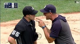 ▲洋基總教練布恩（Aaron Boone）和主審對罵。（圖／翻攝自MLB官網）