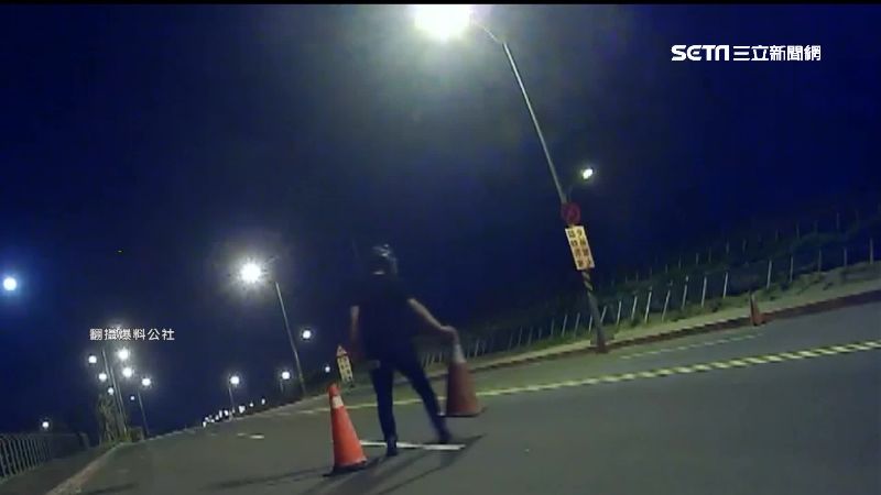 「風飛沙」狂吹！男騎士遭襲吃沙險摔