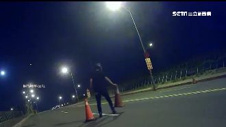 「風飛沙」狂吹！男騎士遭襲吃沙險摔