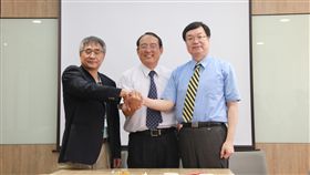 台科屏科雲科推台灣史上最大併校計畫（1）台灣科技大學校長廖慶榮（右起）、屏東科技大學校長戴昌賢與雲林科技大學校長楊能舒18日在屏科大宣布，3校將推動併校計畫，若成功將是台灣高教史上最大的合併案。（屏科大提供）中央社　108年7月18日
