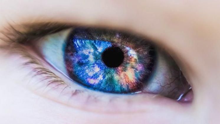 洗澡時配戴隱形眼鏡　男子失明了