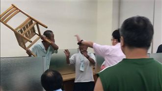 男街友嫌老婦拉椅子吵　暴走拿椅狠砸