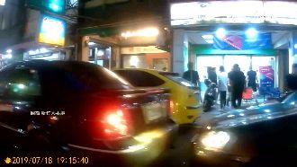 數十惡煞聚眾包圍　持球棒猛砸通訊行