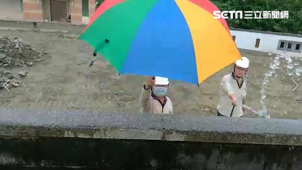 媒體拍攝李佳芬農舍…遭工人灑水阻擋