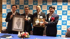 觀光局與日本JR四國簽署合作備忘錄交通部觀光局長周永暉（右2）18日在日本愛媛縣與JR四國旅客鐵道會社社長半井真司（左2）共同簽署台日鐵道觀光合作備忘錄，開啟台日鐵道觀光新契機，交通部政務次長黃玉霖（右）與愛媛縣知事中村時廣（左）在場見證。（交通部提供）中央社記者余曉涵傳真　108年7月18日