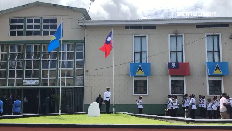 英訪聖國升旗「卡」！拆旗桿解除危機