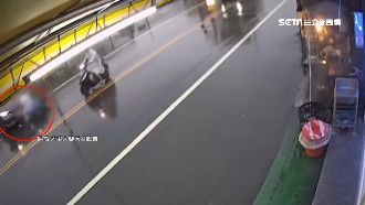 汽車雙黃線迴轉　女騎士遭撞夾2車中