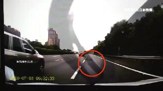 排氣管橫躺國道…駕駛煞不住中招拋錨