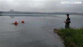 嘉義仁義潭水庫，跳水庫捕魚被當尋短　失溫赤膊男遭警消拖上岸（圖／翻攝畫面）