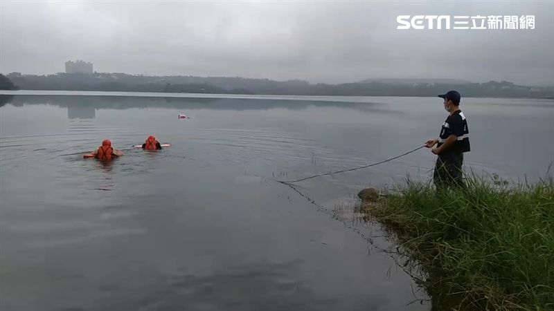 跳水庫捕魚被當尋短　男遭警消拖上岸
