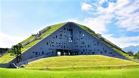 台東大學圖書館獲全球卓越建設獎（1）台東大學圖書資訊館外觀如一本展立的大書，採綠能環保設計，近年受國內外多個獎項肯定，今年再獲2019全球卓越建設獎公部門基礎建設/環境適意工程類首獎桂冠。（台東大學提供）中央社記者盧太城台東傳真　108年7月18日