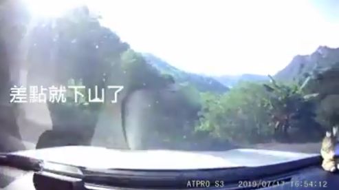 神！下坡煞車失靈　兩分鐘神操控