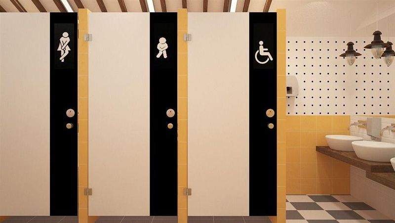 帶兒上廁所！屁孩喊：媽你下面…好長