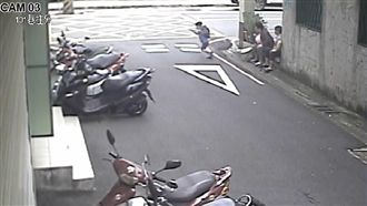 6歲童衝巷口遭撞亡　路口監視器曝光